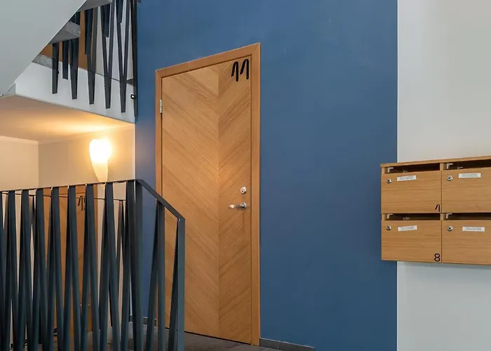 Bronze Colour In Centre